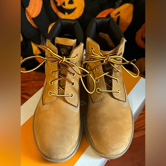 Boys Timberland Classic Waterproof Boots - Picture 8 of 9